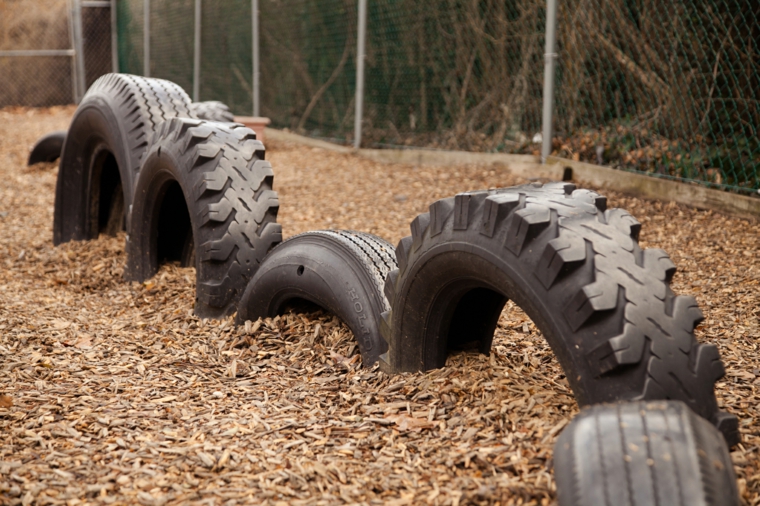 Terrain de jeux avec vieux pneus