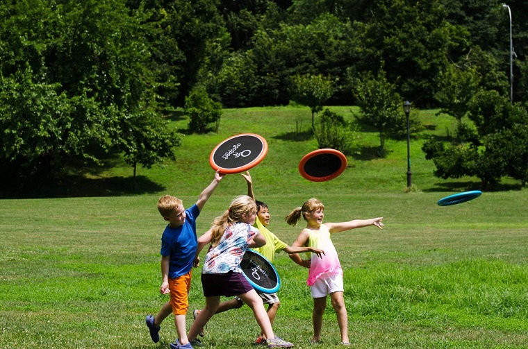 enfants-jouant-sautant-jardin-idées