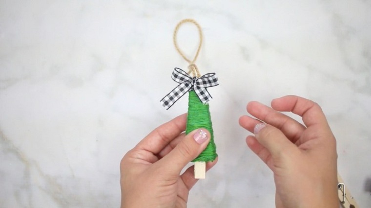 artisanat-de-noël-facile-à-faire-ornements-arbres-clips-fil-vert