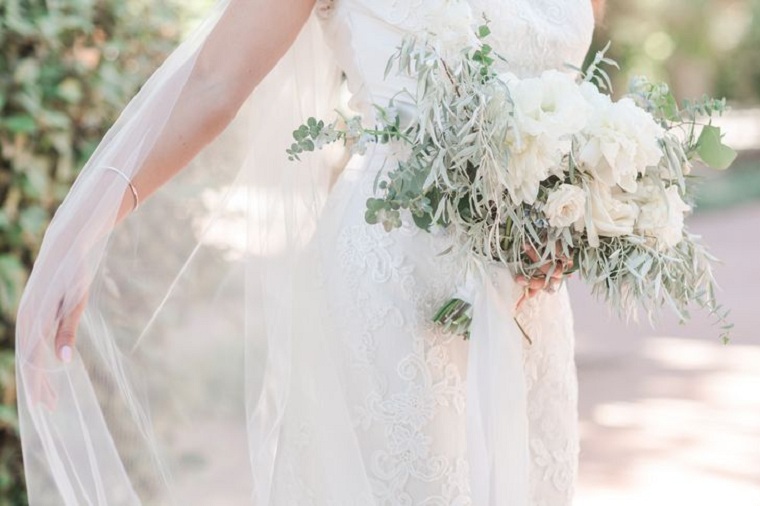 bouquet-mariée-lisianthus-blanc-pivoines-eucalyptus