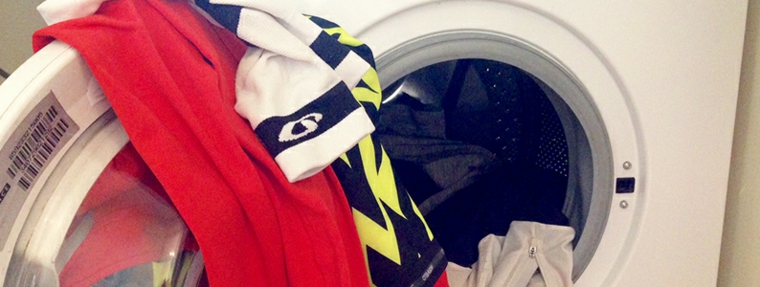 machine à laver pleine de vêtements