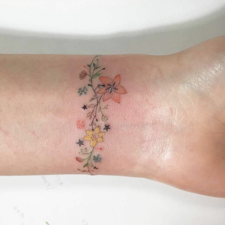 tatouage de fleurs au poignet