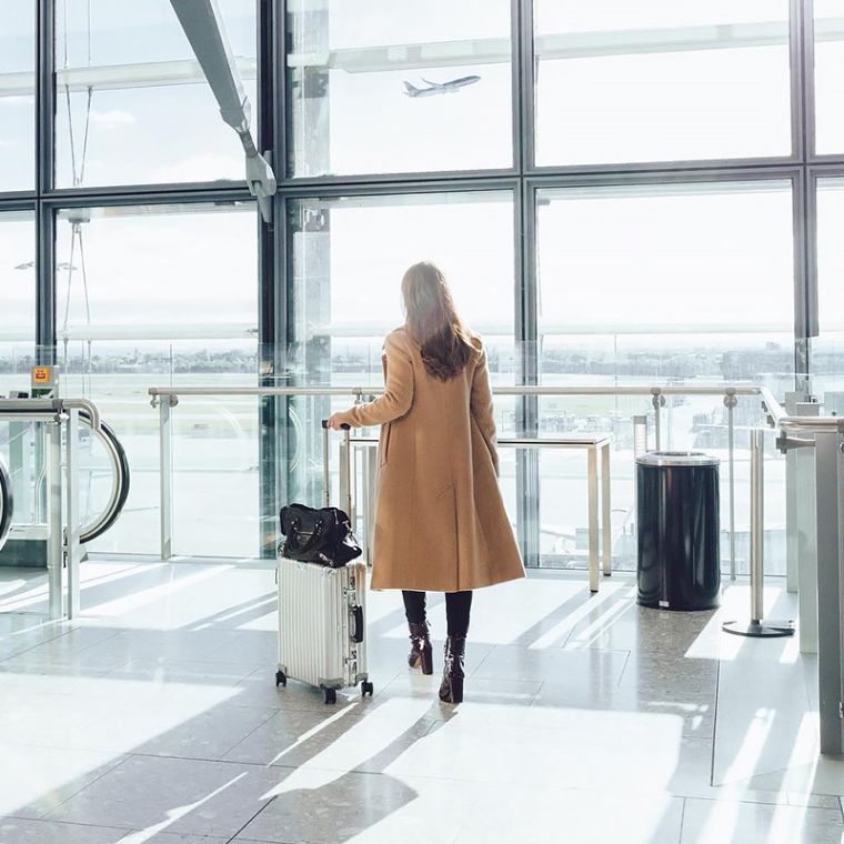 femme-aeroport-options-de-vol