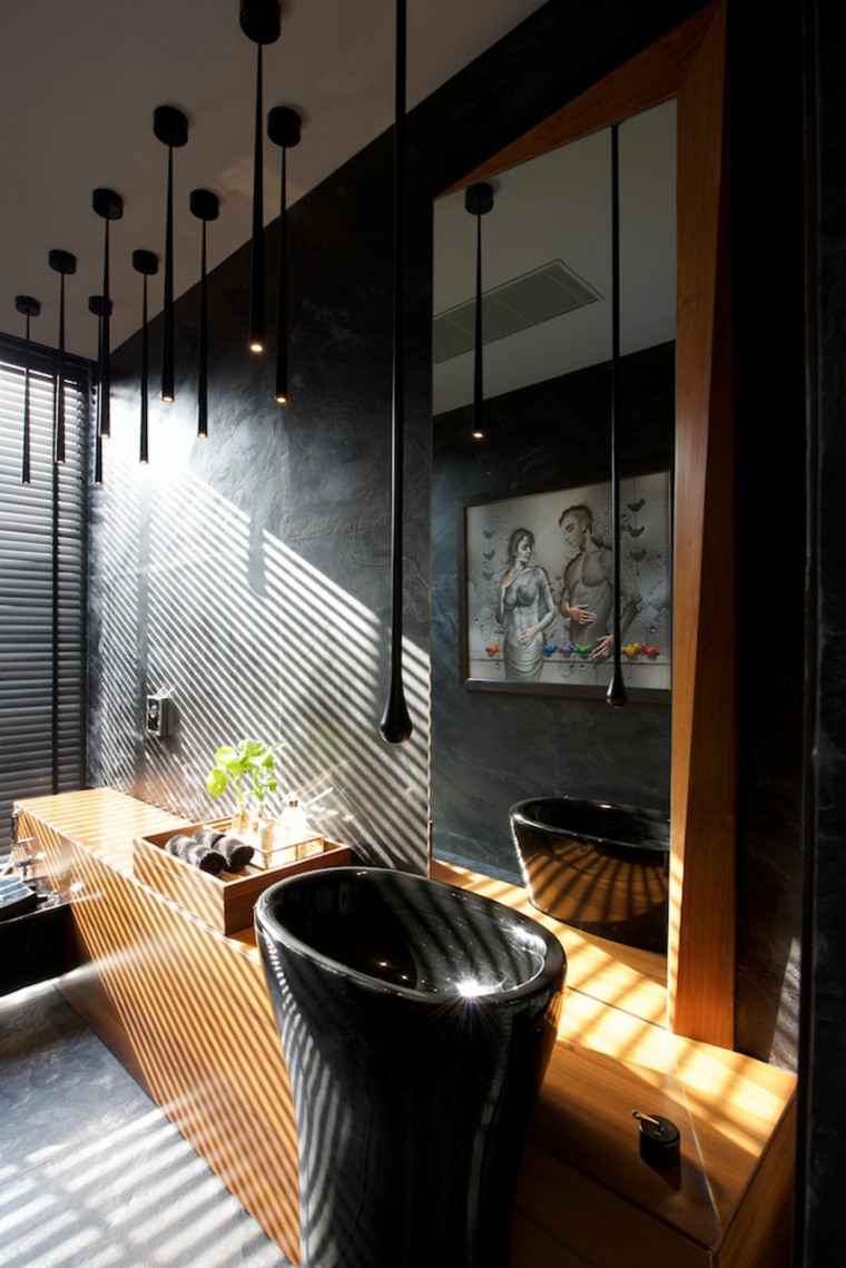 salle de bain en bois et noir