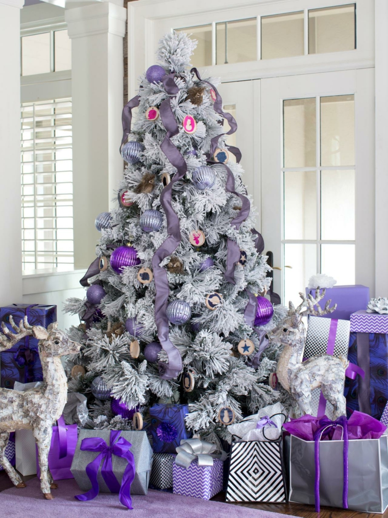 arbre violet décoré de noël