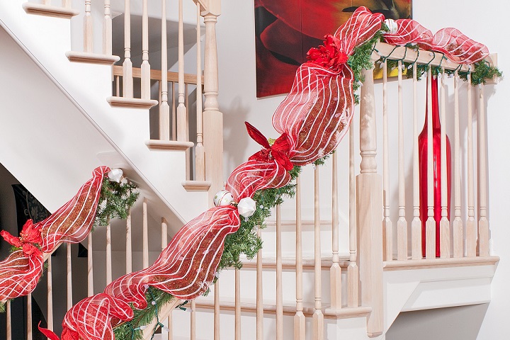 escalier-décoré-rubans-Noël