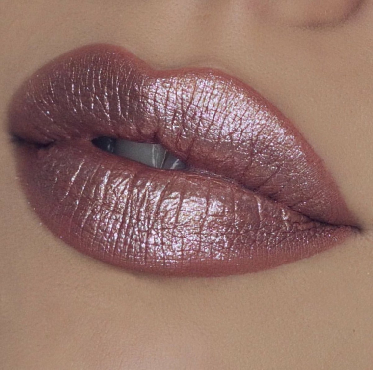 lèvres peintes épaisses