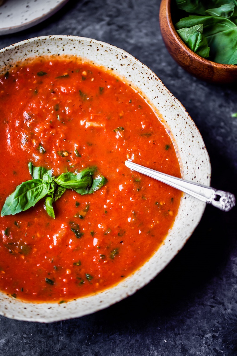recettes-végétaliennes-recettes-faciles-soupe-tomates-idées-basilic
