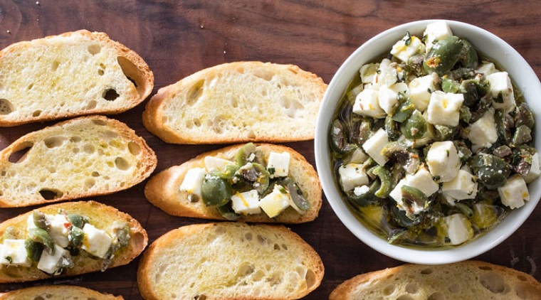 recettes-pour-petit-déjeuner-toast-toast-marinata-fromage-olives