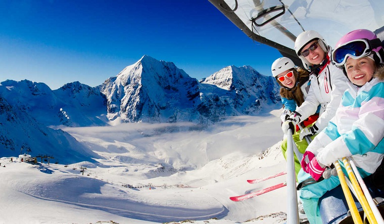 skier avec des enfants-idées-vacances-hiver-montana-jeux-neige
