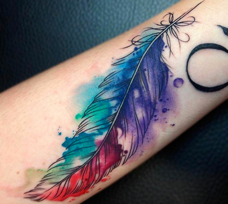 tatouages-de-plumes-idees-femme-poupee-couleurs