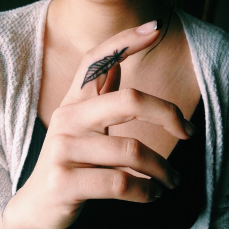 tatouage-de-stylos-idees-doigt-femme