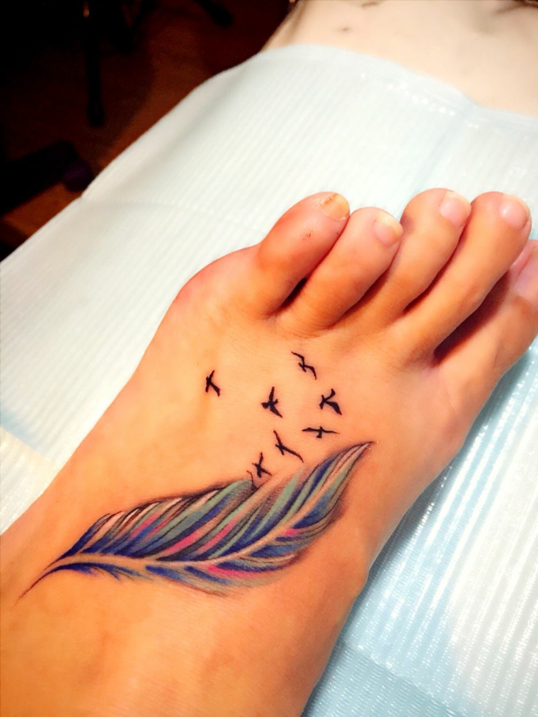tatouage-jambe-plume-oiseaux