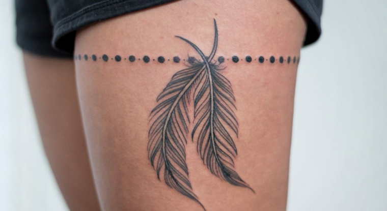 tatouage-jambe-points-plumes