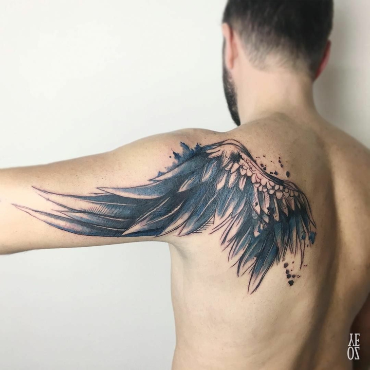 tatouage-plumes-oiseau-aile-homme-dos