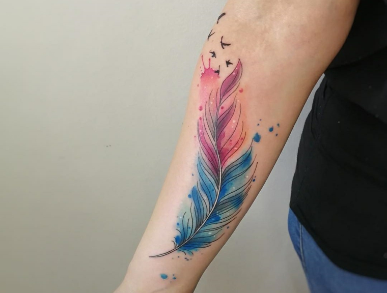 tatouage-de-plumes-idees-femme-couleurs-aquarelle