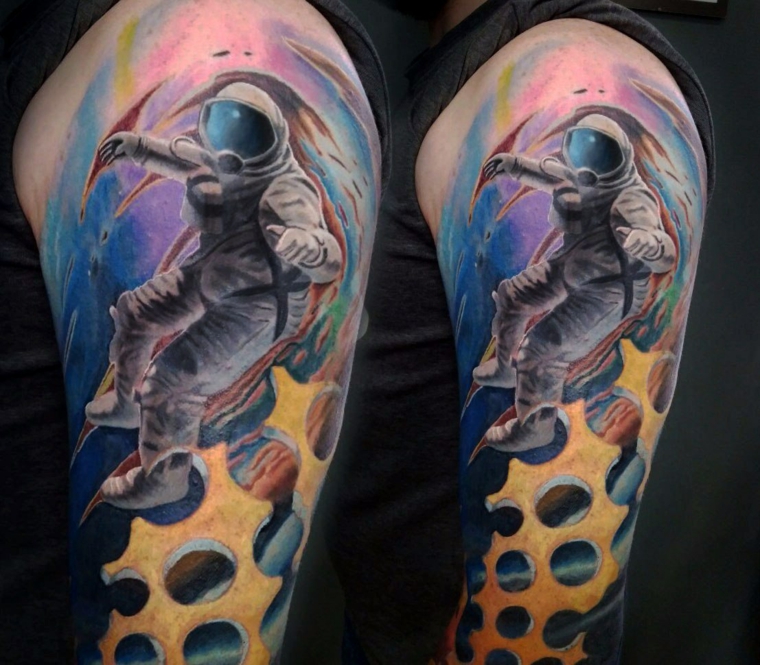 tatouage-homme-épaule-cosmonaute
