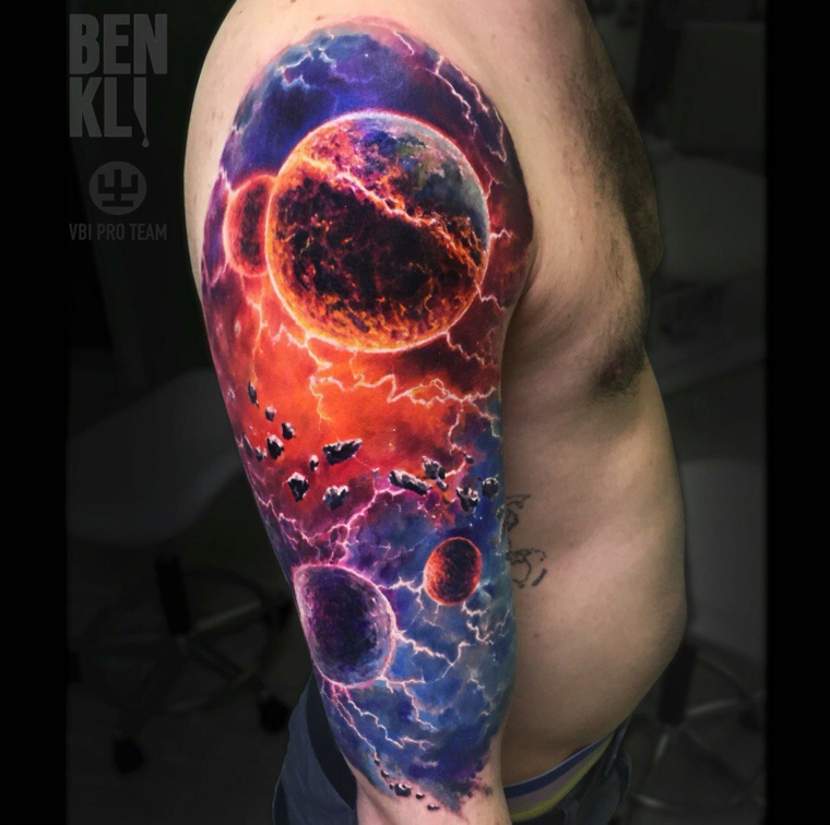 tatouage-homme-épaule-planètes-couleur
