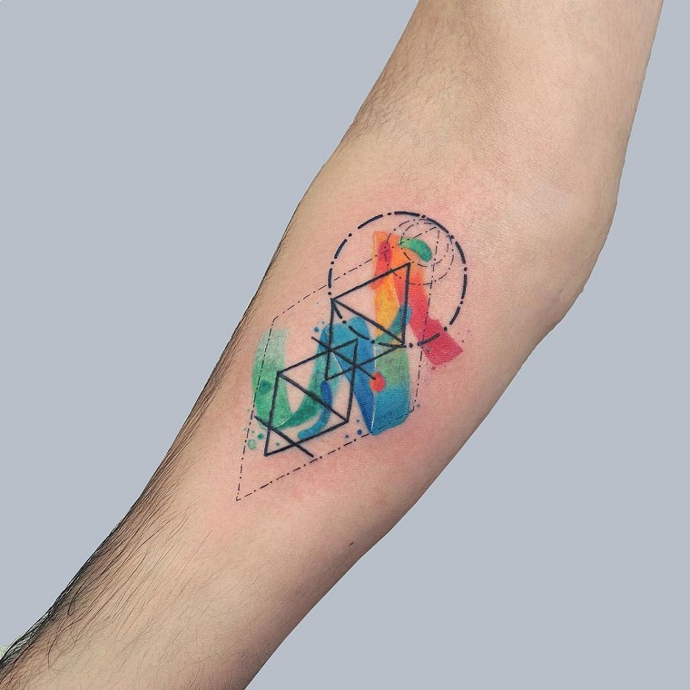 tatouages-élégant-tendances-style-moderne-couleurs-aquarelle-iluminati