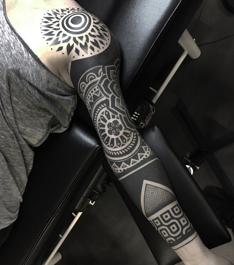tatouages-élégant-tendances-style-moderne-tatouage-noir-design