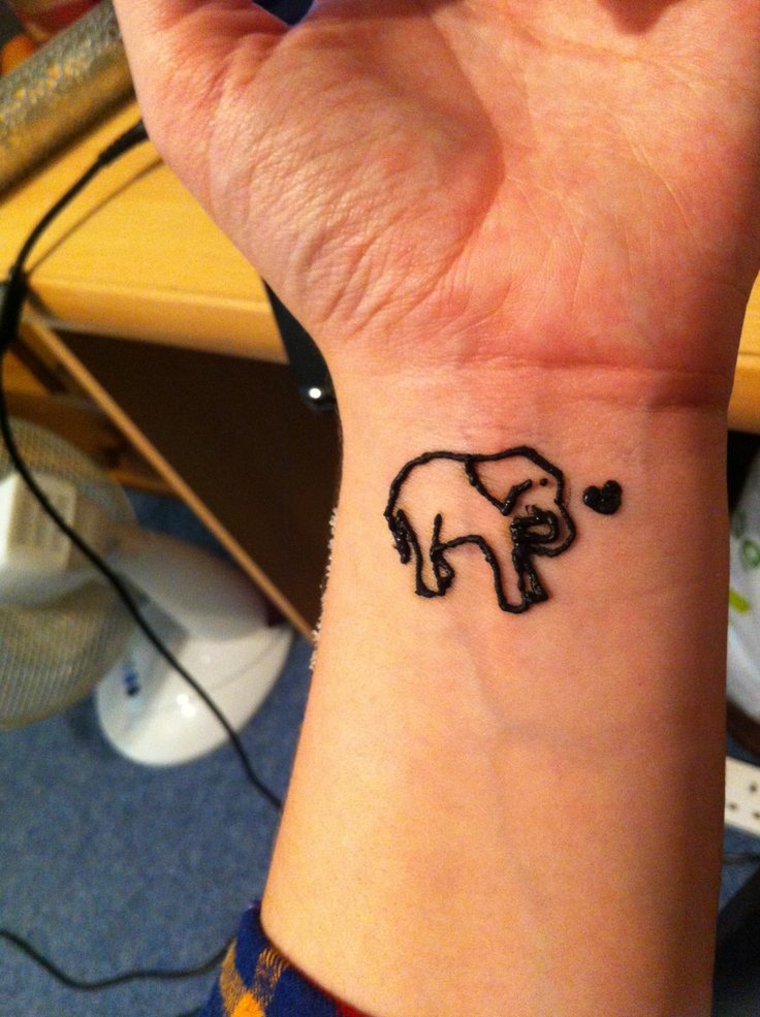 tatouages ​​au henné-éléphant