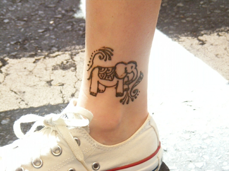 tatouages ​​à la cheville et au henné