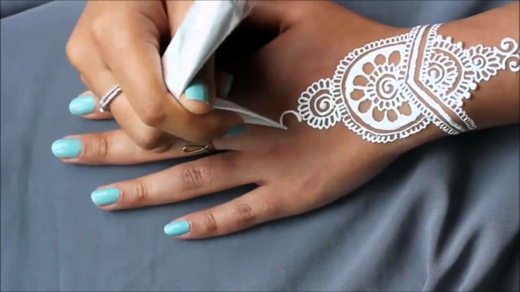 tatouages ​​au henné blanc