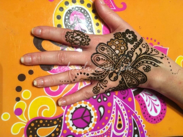 Tatouages ​​de fleurs de henné