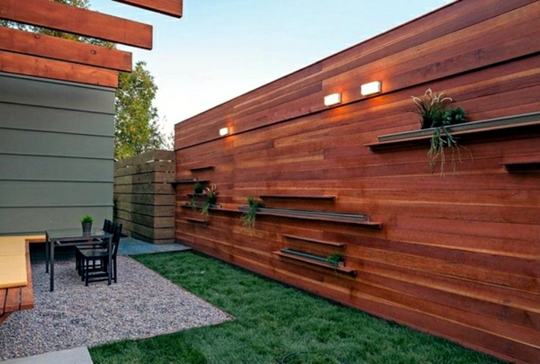 jardin avec clôture en bois